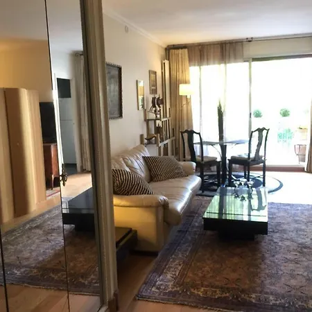 Studio Avenue Montaigne Apartment *